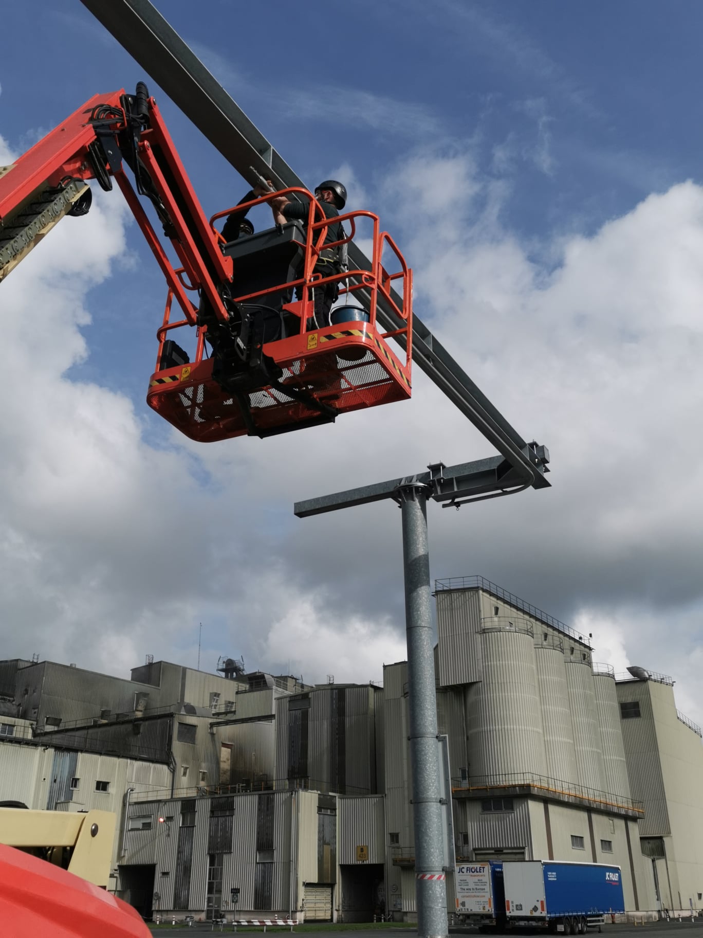 Intervention en hauteur en nacelle élévatrice par les équipes SBL Security